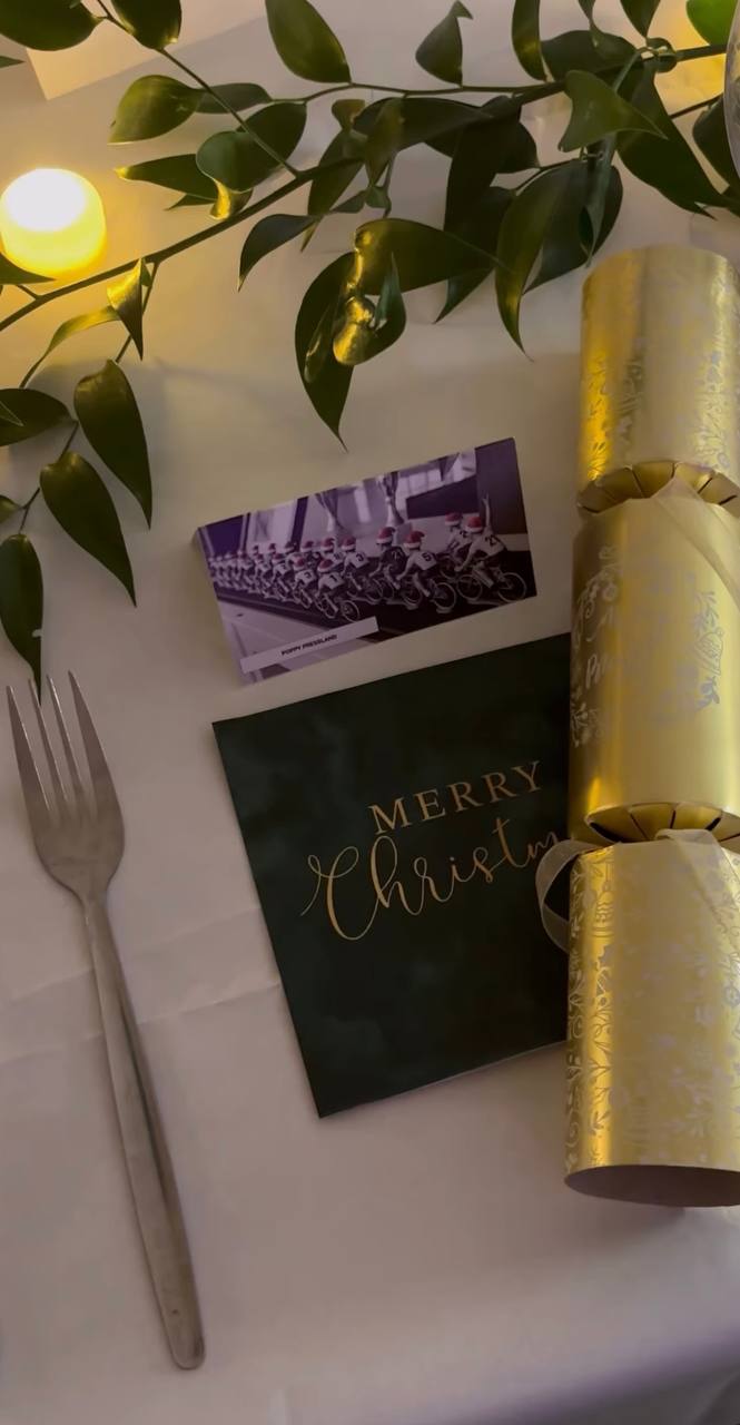Place setting with menu card and Christmas cracker